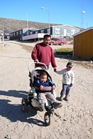 Moderne Inuitfamilie