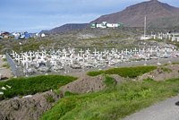 Friedhof mit Plastikblumen